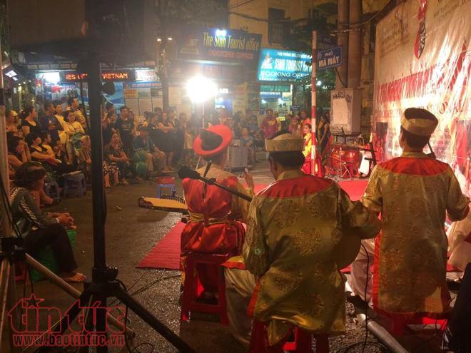 Cuối tuần người Hà Nội xem tuồng trên phố Mã Mây ảnh 1